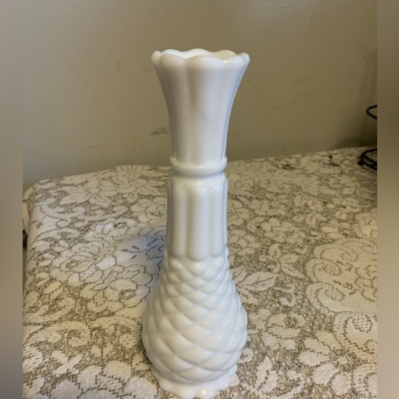Vintage White Milk Glass Pineapple Bud Vase With Scalloped Edge - Picture 2 of 3